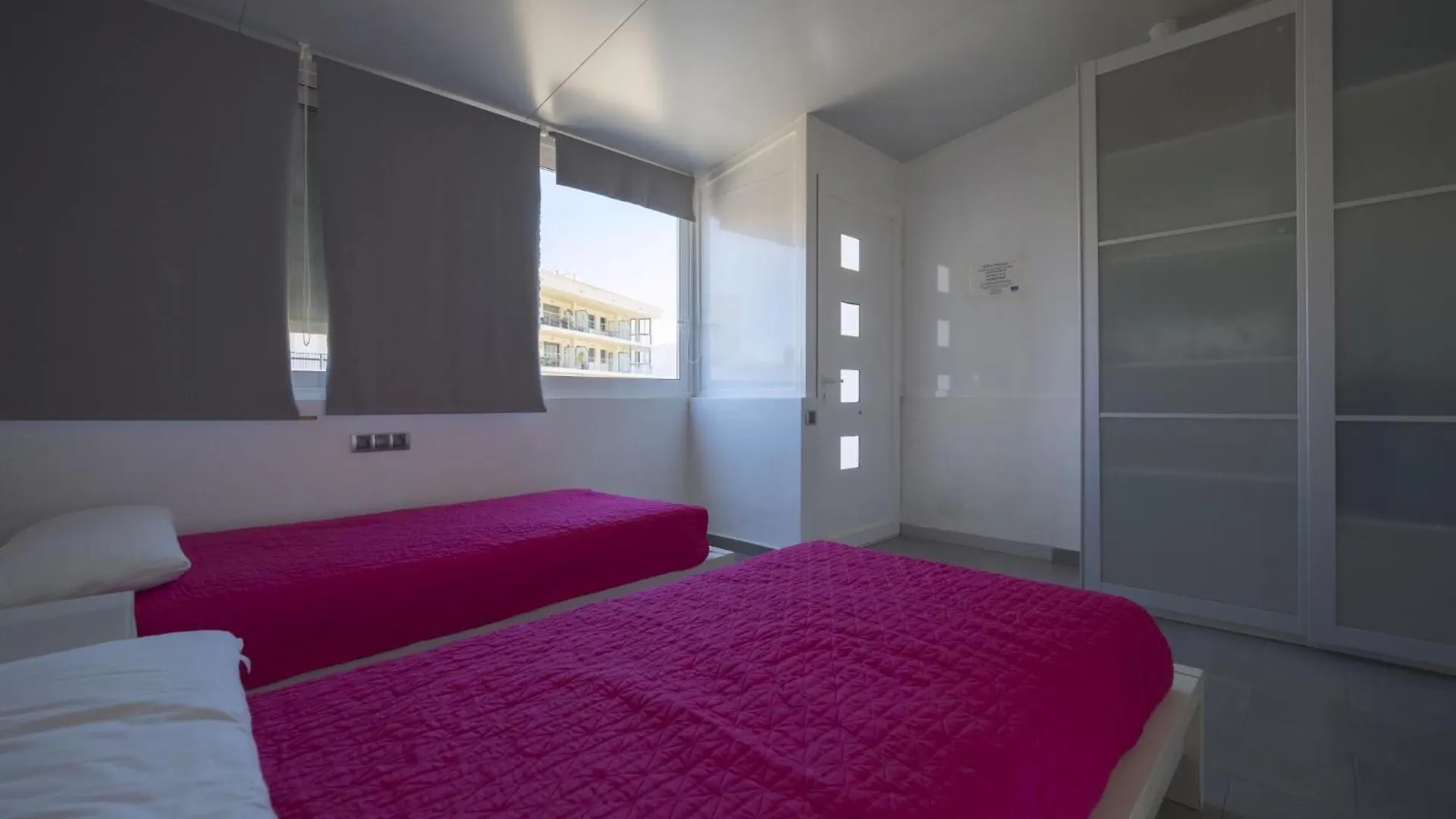 Apartment Erstaunliche Wohnung Direkt Am Meer In Roses Inmosantos Oasis B7 Spain